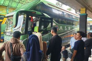 Suasana sejumlah penumpang masuk ke dalam bus PT ALS di Jalan Sisingamangaraja, Kota Medan pada Rabu (7/5/2025). (KOMPAS.com/GOKLAS WISELY )