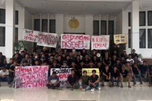 Warga empat desa dari Kecamatan Sekernan, Kabupaten Muarojambi, Jambi menduduki kantor Bupati Muarojambi menuntut perbaikan jalan, Rabu (7/5/2025)(Dok pribadi Apri Yadi)