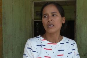 Foto: Saluran Sinaga, anak dari korban kecelakaan Bus ALS saat di rumah duka di Negeri Dolok, Kecamatan Dolok Panribuan, Kabupaten Simalungun, Sumatera Utara, Rabu (7/5/2025).(KOMPAS.COM/TEGUH PRIBADI