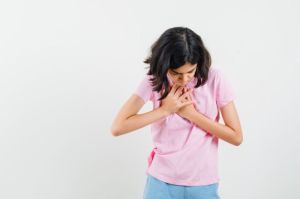 Ilustrasi asma pada anak. Pengobatan asma pada anak perlu disesuaikan dengan gejala dan usia, dengan terapi inhalasi sebagai pilihan paling efektif.(Freepik/8photo)