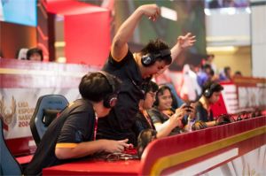 suasana turnamen esports dengan pemain dan penonton penuh semangat