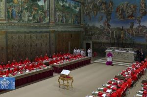 Tangkapan layar dari video yang menunjukkan Master Perayaan Liturgi Kepausan Uskup Agung Diego Giovanni Ravelli memberikan perintah extra omnes yang artinya yang lainnya