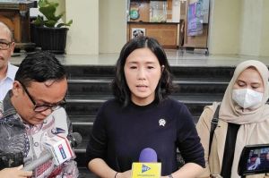 Wakil Menteri (Wamen) Pemberdayaan Perempuan dan Perlindungan Anak (PPPA) Veronica Tan saat ditemui di Polda Metro Jaya, Rabu (7/5/2025).( ANTARA/Ilham Kausar)