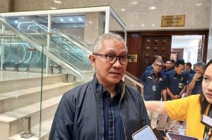 Direktur Jenderal Bea dan Cukai Askolani saat rapat dengar pendapat dengan Komisi XI DPR RI di Jakarta, Rabu (7/5/2025).(KOMPAS.com/ISNA RIFKA SRI RAHAYU)