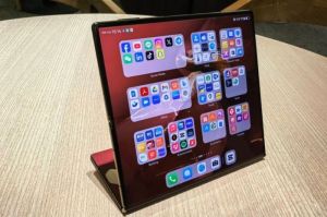 HUAWEI Mate XT | Ultimate Design dengan desain lipat tiga yang inovatif menampilkan berbagai aplikasi yang tersedia melalui Huawei AppGallery.(Dok. Huawei)