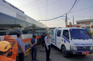Kereta Api (KA) no 96 Harina Relasi Bandung-Semarang-Surabaya tertemper Truk di perlintasan terjaga Kaligawe Semarang (Jpl no5) antara Petak Jalan Semarang Tawang-Alastua, Jawa Tengah, Kamis (8/5/2025