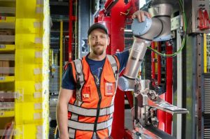 Karyawan Amazon bersama robot Vulcan.(Amazon)