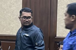 Penyidik KPK Rossa Purbo Bekti di ruang sidang Pengadilan Tindak Pidana Korupsi (Tipikor) pada Pengadilan Negeri (PN) Jakarta Pusat, Jumat (9/5/2025).(KOMPAS.com / IRFAN KAMIL)