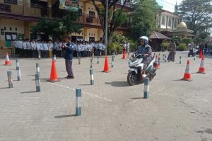 Para santri di Pondok Pesantren Al Madienah, Denanyar, Kabupaten Jombang, Jawa Timur, mengikuti coaching clinic road safety didampingi oleh petugas dari Satlantas Polres Jombang, Jumat (9/5/2025).