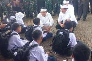 BARAK MILITER: Gubernur Jawa Barat Dedi Mulyadi sedang bercakap dengan siswa asal Sumedang yang lebih suka ngurus kuda daripada sekolah di Barak Militer Markas Kodim 0610/Sumedang, Jumat (9/5/2025).