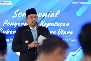 Gubernur Sumatera Utara (Sumut), Bobby Nasution saat melantik 2 anggota Dewan Pengawas Perusahaan Umum Daerah (Perumda) Tirtanadi di Kator Gubernur Sumut, Jumat (9/5/2025)(Dok Pemprov Sumut )