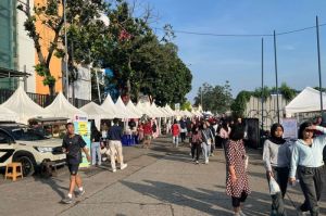 Deretan tenda pedagang kaki lima (PKL) di jalur masuk Terminal Depok Baru, Kota Depok, Minggu (11/5/2025).(KOMPAS.com/DINDA AULIA RAMADHANTY)