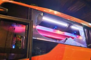 Bus rombongan Persik Kediri yang membawa pemain, pemain dan official pecah karena dilempar batu oleh oknum usai menjalani laga pekan ke-32 Liga 1 2024-2025