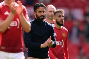 Ruben Amorim dan para pemain Man United bertepuk tangan kepada para penggemar setelah pertandingan sepak bola Liga Inggris antara Manchester United vs West Ham United di Old Trafford di Manchester