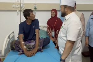 Ramdhani nelayan hero penyelamat puluhan penumoang kapal karam dikunjungi Gubernur Bengkulu, Helmi Hasan di RS. Bhayangkara, Senin (12/5/2025).(KOMPAS.COM/FIRMANSYAH)