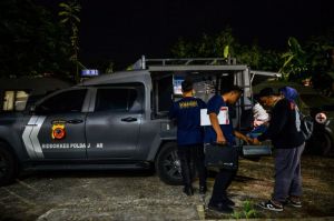 Petugas Biddokkes Polda Jabar tiba untuk melakukan pengambilan sampel kepada keluarga korban ledakan di RSUD Pameungpeuk, Kabupaten Garut, Jawa Barat, Senin (12/5/2025).
