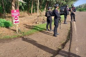Area lokasi tragedi ledakan saat pemusnahan amunisi kedaluwarsa inventaris TNI AD dari Gupusmu III Puspalad tahun 2025 yang menewaskan 13 orang dijaga ketat TNI dan Polisi di Desa Sagara,