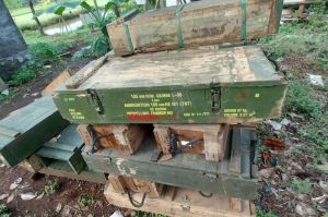 Foto-foto bekas bungkusan mortir yang diledakan di Garur tersimpan di halaman rumah warga Desa Sagara, Cibalong, Kabupaten Garut, Jawa Barat pada Selasa (13/5/2025).(KOMPAS.COM/IRWAN NUGRAHA)