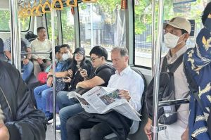Duta Besar Belanda untuk Indonesia, Marc Gerritsen saat berada di dalam bus Transjakarta 6H rute Senen-Lebak Bulus, Rabu (7/5/2025).(Dok. pribadi)