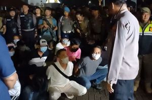 22 preman berkedok ormas dan karang taruna di Puri Indah, Kembangan, Jakarta Barat, ditangkap. (KOMPAS.com/BAHARUDIN AL FARISI)