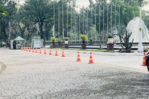 Kendaraan pribadi dilarang masuk ke area Balai Kota Jakarta usai kebijakan baru yang mewajibkan seluruh Aparatur Sipil Negara (ASN) menggunakan transportasi umum setiap hari Rabu pada Rabu (14/5/2025)