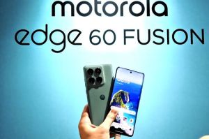 Motorola Edge 60 Fusion varian warna Pantone Amazonite dalam acara peluncuran Motorola Edge 60 Fusion di Wisma 46, Jakarta Pusat, Rabu (14/5/2025).(KOMPAS.com/Bill Clinten.)