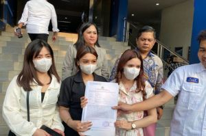Tiga perempuan asal Kalimantan Timur berinisial NH (31), NHC (27), dan UN (29), mendatangi Polda Metro Jaya pada Rabu (14/5/2025) usai menjadi korban malpraktik berupa rhinoplasty atau operasi hidung.