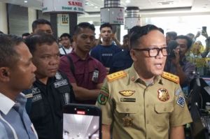 Wamenaker Immanuel Ebenezer Gerungan saat sidak perusahaan Sanel di Pekanbaru, Riau, Rabu (14/5/2025).(KOMPAS.COM/IDON)