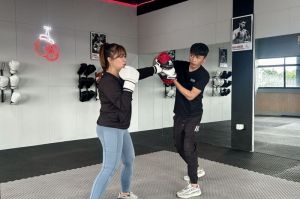 Sesi latihan private boxing bersama dengan pelatih profesional di Athleisure Sport Lab, Jakarta Timur, pada Rabu (14/5/2025).(KOMPAS.com/DEVI PATTRICIA)