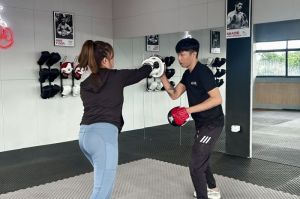 Sesi latihan private boxing bersama dengan pelatih profesional di Athleisure Sport Lab, Jakarta Timur, pada Rabu (14/5/2025).(KOMPAS.com/DEVI PATTRICIA)