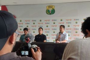 Wakil Ketua Umum 1 PBSI, Taufik Hidayat berbicara dalam konferensi pers mundurnya Jonatan Christie dan Chico Aura Dwi Yardoyo di Pelatnas Cipayung, Jakarta, Kamis (15/5/2025).(ANTARA/Muhammad Ramdan)