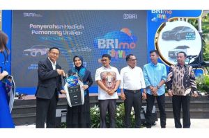 Para nasabah BRI yang mendapatkan hadiah BMW seri 520i di BRImo FSTVL. (Dok. Kompas.com/Erlangga Satya)