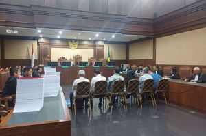 Mantan General Manager UBPP LM PT Antam Abdul Hadi Aviciena (dua dari kanan) dan lima mantan pejabat UBPP LM