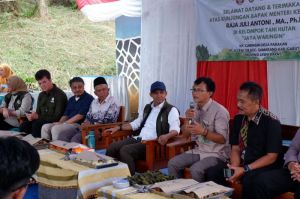 Menteri Kehutanan Raja Juli Antoni meninjau kebun aren masyarakat di Garut bersama jajaran Pertamina NRE, Sabtu (10/5/2025). (DOK. PNRE)