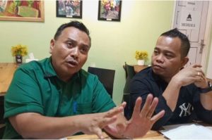 Kuasa hukum perusahaan Sanel saat konferensi pers terkait kasus penahanan ijazah di Pekanbaru, Riau, Kamis (15/5/2025) petang.(KOMPAS.COM/IDON)