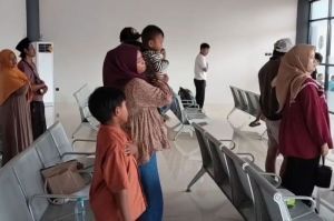 Saat para penumpang di ruang tunggu Terminal Tipe A Arya Wiraraja Sumenep, Jawa Timur, menyanyikan lagu Indonesia Raya, Jumat (16/5/2025). (KOMPAS.com/ Nur Khalis)