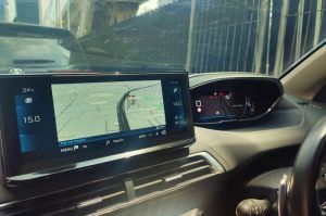 Membaca peta digital di mobil(Foto: Peugeot)