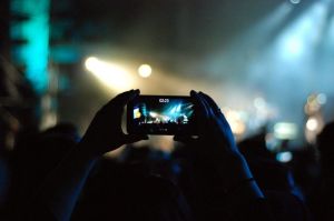 Merekam konser idola dengan smartphone sering kali dihantui oleh notifikasi memori penuh. (dok. Pexels)