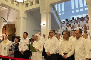 Dewan Guru Besar (DGB) Fakultas Kedokteran Universitas Indonesia (FKUI) turun gunung menyoroti semakin terpuruknya situasi pelaksanaan pendidikan dan pelayanan kesehatan di Indonesia di Gedung FKUI Sa