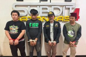 Tim Subdit Kejahatan dan Kekerasan Direktorat Reserse Kriminal Umum Polda Metro Jaya menangkap lima pria atas kasus dugaan pemerasan di Bojongsari, Depok, Jawa Barat, Jumat (16/5/2025).