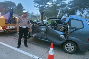 Kondisi Avanza yang ringsek usai terlibat kecelakaan di Tol Rembang Pasuruan, Sabtu (17/05/2025) (Ditlantas Polda Jatim )