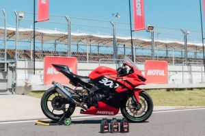 Pelumas mesin motor, Motul 300V, diklaim bisa untuk motor harian dan motor balap(Dok. Motul Indonesia)