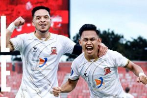 Momen selebrasi Andi Irfan (kanan) dan Lulinha dalam laga pekan ke-33 Liga 1 2024-2025 antara Bali United vs Madura United di Stadion Kapten I Wayan Dipta, Gianyar, Bali, Sabtu (17/5/2025).