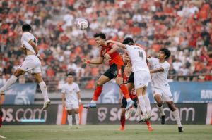Momen duel dalam laga pekan ke-33 Liga 1 2024-2025 antara Bali United vs Madura United di Stadion Kapten I Wayan Dipta, Gianyar, Bali, Sabtu (17/5/2025).(Dok. Bali United)
