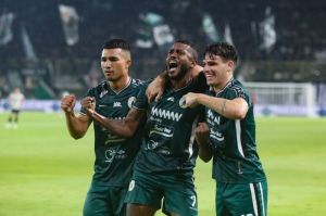 Pesepak bola PSS Sleman Marcelo Cirino Da Silva (tengah) bersama rekan satu timnya Gustavo Tocantins (kiri) dan Vinicius Duarte (kanan) melakukan selebrasi setelah berhasil menjebol gawang tim PSM