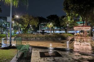 Kondisi Taman Menteng dengan air mancur yang menyala hingga malam hari.(Intan Afrida Rafni )