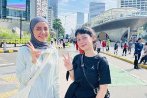 Monica (27) dan Jesslyn (28) warga Bekasi, Jawa Barat memilih car free day (CFD) di kawasan Bundaran HI, Jakarta Pusat, Minggu (18/9/2025).(Kompas.com/ Ruby Rachmadina)