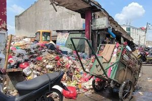 Sampah di TPS3R Pasar Cantik, Ciputat kembali menumpuk hingga ke bahu jalan.(Intan Afrida Rafni )
