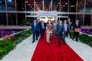 Wakil Ketua DPR RI Adies Kadir (kanan), saat menghadiri rangkaian pembukaan Konferensi ke-19 Parliamentary Union of the OIC Member States (PUIC) di Gedung DPR RI, Jakarta.