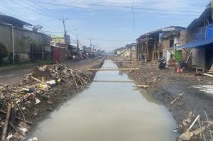 Kali Baru di Desa Mangun Jaya dan Desa Tridaya Sakti sempat meluap pada Minggu (18/5/2035) sore.(ACHMAD NASRUDIN YAHYA/KOMPAS.com )